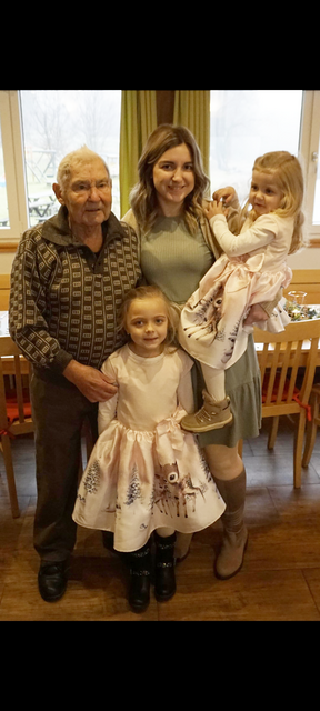 Wiedermann Josef mit dem Urenkerl Sandra (Geburtstagskind) und den beiden Ururenkeln Johanna und Magdalena Rockenbauer. | Foto: privat/JW