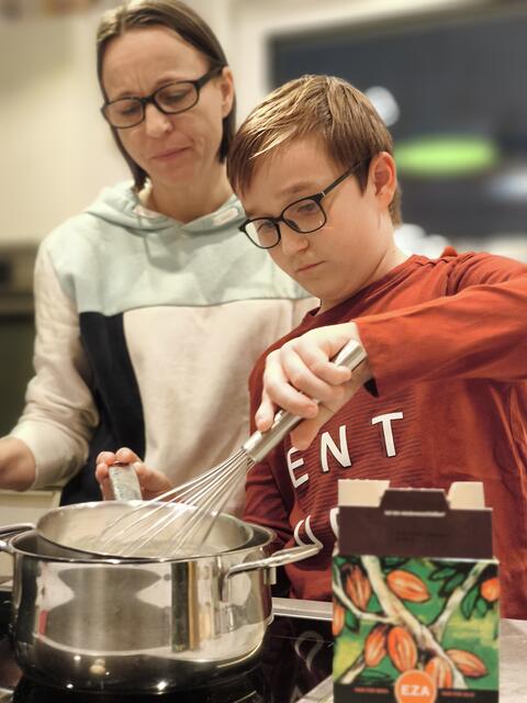 Mama Viktoria unterstützt bei der Schokoladen-Herstellung mit prüfendem Auge und so manchem  Tipp. | Foto: Krainer
