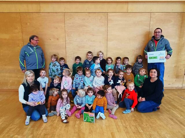 Edmund Fassl und Thomas Hochwarter (r.) übergaben 100 Euro an den Kindergarten Litzelsdorf. | Foto: Naturfreunde Litzelsdorf