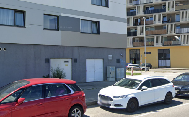 In diesem Müllraum hinter der weißen Tür wurde die Leiche des männlichen Neugeborenen gefunden. (Archiv) | Foto: Screenshot Google Maps