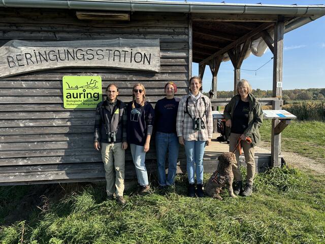 Das diensthabende Team der Auring-Beringungsstation mit Ute Nüsken (rechts im Bild). | Foto: Elisabeth Bendl