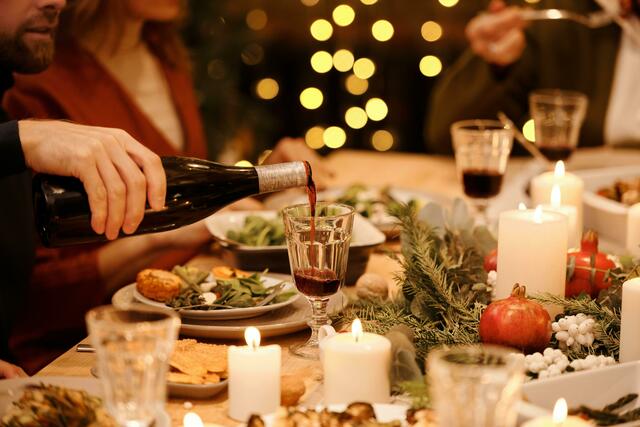 Das Weihnachtsfest ist nicht nur mit Besinnlichkeit, sondern auch mit viel Stress verbunden. Wer ohne Vorbereitungsarbeit genießen möchte, kann das etwa im Restaurant Pigment in Margareten. (Symbolbild) | Foto: Pexels/Nicole Michalou