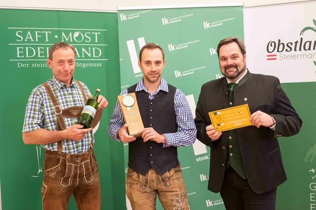 Manfred (links) und Christian (Mitte) freuen sich mit Verkostungschef Georg Thünauer (rechts) von der Landwirtschaftskammer über den Landessieg. | Foto: LK Steiermark/Danner