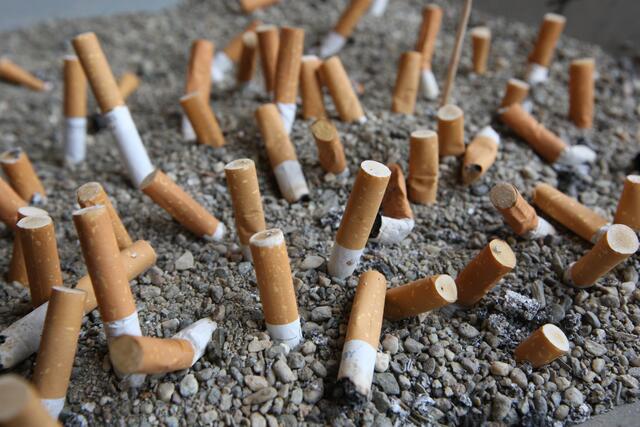 Zigarettenstummel brauchen eine lange Zeit um zu verrotten.  | Foto: Archiv