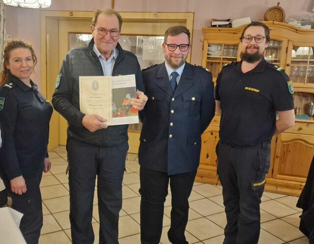 Ehre, wem Ehre gebührt: Andrea Povoden mit Hubert Brodesser (Ehrenzeichen in Silber), Raphael Narrath und Alexander Gigerl | Foto: Steiermärkische Berg- und Naturwacht