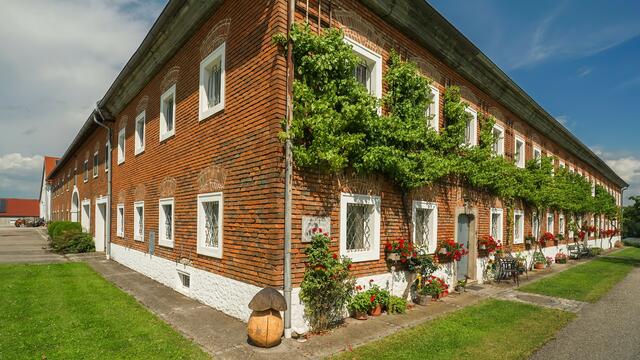 Ein Beispiel für die Vielfalt der Vierkanter ist der Hof der Familie Kirchweger in St. Valentin. | Foto: Filmgut Thomas Zeller