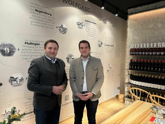 Bürgermeister Franz Eisl und Patrick De-Bettin, Geschäftsführer der Wolfgangsee Tourismus Gesellschaft, laden zum Gespräch nach St. Wolfgang. | Foto: Simon Haslauer