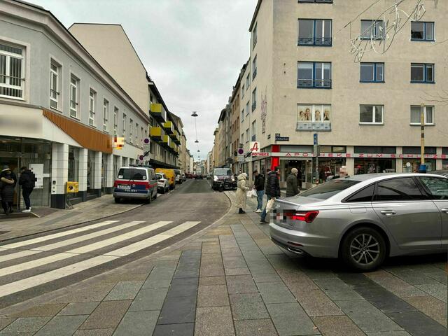 Der unbekannte Tatverdächtige soll insgesamt 8.000 Euro erbeutet und damit geflüchtet sein. Die Suche nach ihm läuft. | Foto: Ronja Reidinger/MeinBezirk