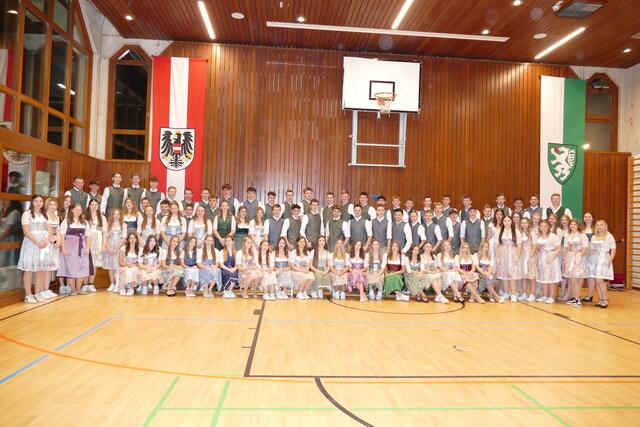 Alle Schülerinnen und Schüler waren in ihrer feschen Tracht zum Tanzkursabaschluß gekommen | Foto: Putz