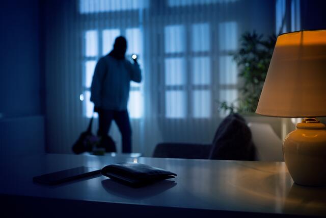 Nachdem die unbekannten Täter in das Wohnhaus eingedrungen waren, durchsuchten sie die Zimmer und stahlen Schmuck und Wertgegenstände im Wert von mehreren Tausend Euro (Symbolfoto) | Foto: stock.adobe.com/at/luckybusiness