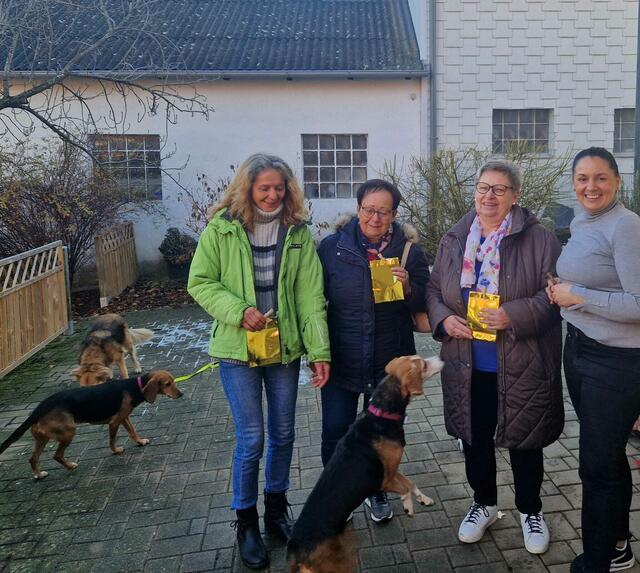 Spendenübergabe an die Schnauzen-WG. | Foto: Silvia Ringbauer