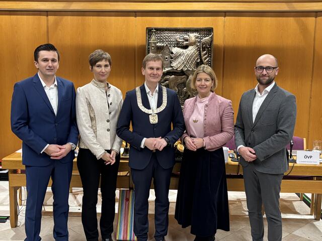 Bürgermeister Markus Ringhofer (3.v.li.) mit Vizebürgermeister Stipo Luketina (SPÖ), Amtsleiterin Astrid Ruess-Prager, Bezirkshauptfrau Elisabeth Leitner und Vizebürgermeister Alexander Hauser von der ÖVP (v.li.) | Foto: Staudinger