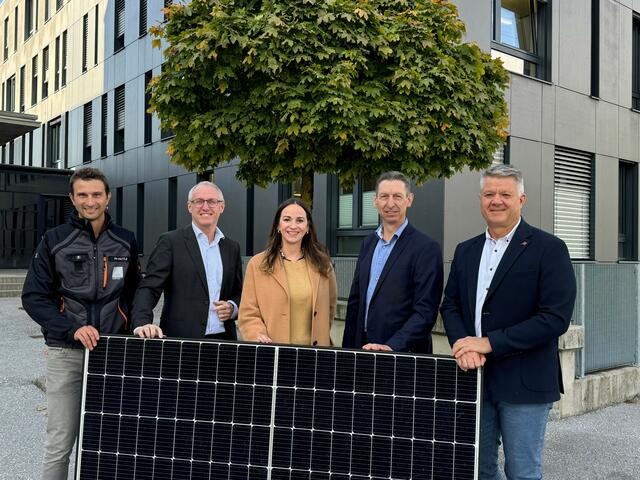 Gemeinsamer Schulterschluss (v.li.): TINETZ-Projektleiter Philipp Mattle, TINETZ-GF Thomas Trattler, Fachgruppengeschäftsführerin Eva Maria Stotter, Innungsmeister Helmut Brenner und TINETZ-GF Thomas Rieder. | Foto: TINETZ