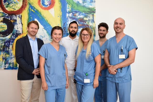 Oberarzt Thomas Laschitz mit den Turnusärztinnen und Turnusärzten Marlene Rotter, Tawab Shoja, Armela Smajic, Lorenzo Gartler-Mirzai und Stefan Schuster. | Foto: LK Hollabrunn