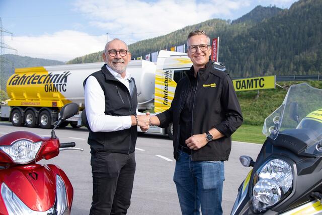 Franz Kleewein übergibt die Agenden des Fahrtechnikzentrums an Andreas Aigner. (v.l.) | Foto: ÖAMTC/Laresser