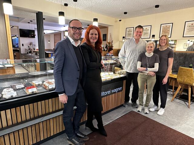 Im Bild v.l.: Bgm. Patrick Geir, LR Cornelia Hagele, Armin Wagner, Hannelore Wagner und Katharina Wagner | Foto: © Tiroler Wirtschaftsbund