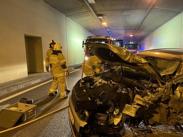 Beim Eintreffen der Einsatzkräfte an der Unfallstelle wurden bereits alle verletzten Personen aus den Fahrzeugen befreit. | Foto: Freiwillige Feuerwehr Stadt Oberndorf