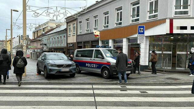Zu einem Großeinsatz der Polizei kam es am Mittwochvormittag in der Meidlinger Hauptstraße. | Foto: Ronja Reidinger/MeinBezirk