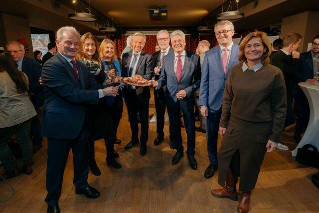LH Peter Kaiser und Abgeordnete zum Europäischen Parlament. | Foto: Illias Teirlinck