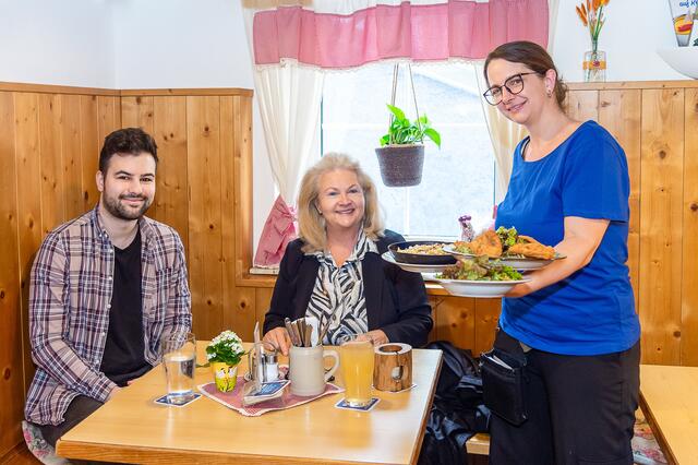 Beim "Business-Lunch" erzählte Brigitte Dubovszky (Mitte) von ihrer bewegten Zeit als Fahrschulleiterin. | Foto: Brand Images