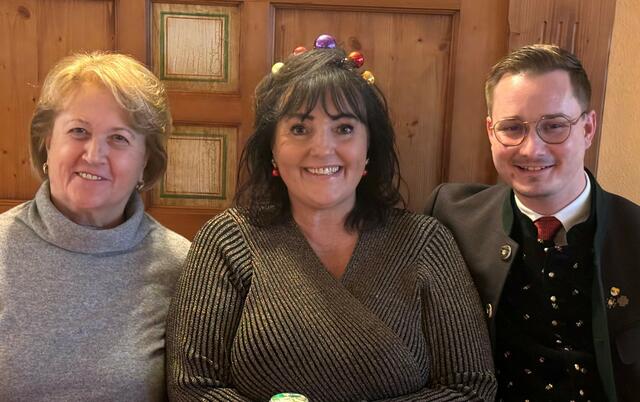 Birgit Zemasch (mitte) und Markus di Bernando (rechts) feierten mit dem Seniorenring eine gelungene Weihnachtsfeiert.  | Foto: Privat