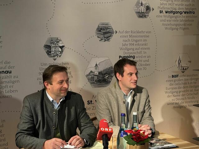 Eisl und De-Bennit sprechen im "Wolf 924" über die Zukunft der Salzkammergut-Seebühne. | Foto: Simon Haslauer