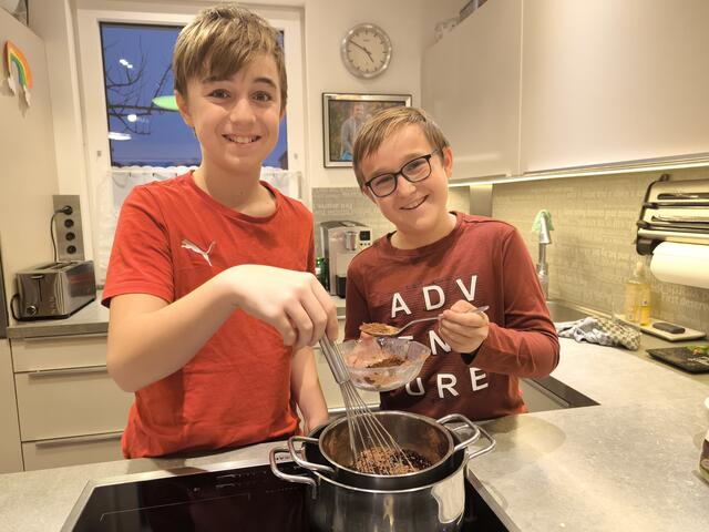 Moritz und Matteo kreieren selbst gemachte Schokolade für die Benefiz-Verlosung am 6. Jänner. | Foto: Krainer