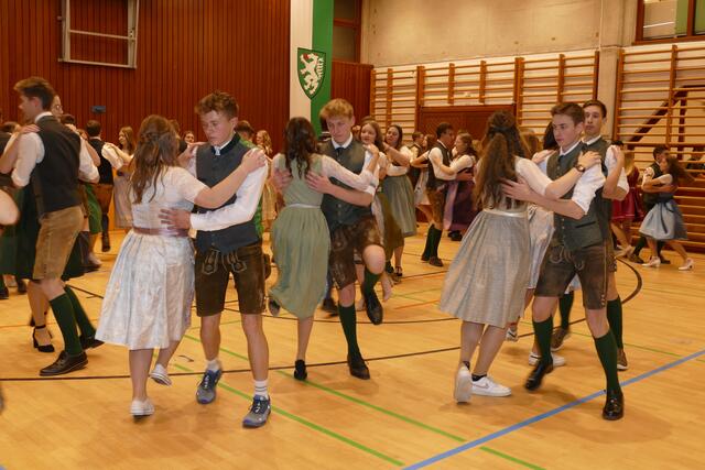 Die Dirndln und Buam beim Boarisch tanz’n  | Foto: Putz