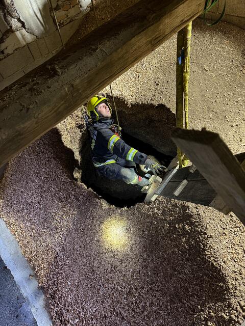 Ein Feuerwehrmann wurde abgeseilt und konnte die Katze retten.  | Foto: TEAM FOTOKERSCHI / FEUERWEHR St. FLORIAN