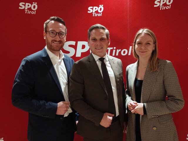 Der geschäftsführende Landesparteivorsitzende Philip Wohlgemuth (li.) und Klubobfrau Elisabeth Fleischanderl gratulierten dem Bezirksvorsitzenden Christian Kovacevic (re.) zur einstimmigen Wiederwahl. | Foto: SPÖ Bezirk Kufstein