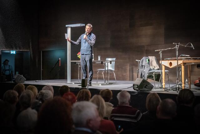 Moderator Christian wie immer textsicher... | Foto: Marco Pircher / Kulturverein Wunderlich