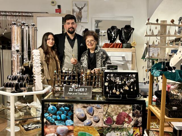 Die beiden neuen Geschäftsinhaber Khalil und seine Frau Ahin mit der Vorbesitzerin der "Steinwelt", Doris Buttner bei der Geschäftsübergabe. | Foto: Sarah Braun