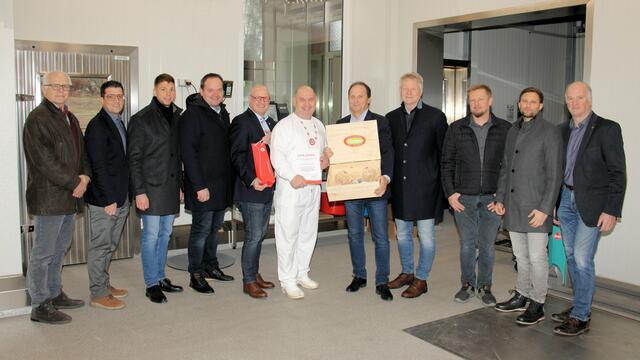 Horst Ehmann mit der großen Gratulantenschar, darunter die Bürgermeister Lukas Vogl (3. v. l.) und Roman Neumann (4. v. l.) | Foto: Cescutti