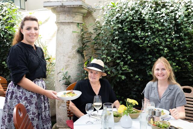 Modistin Heide Pock Springer und Redakteurin Antonia Unterholzer wurden im Gasthaus Stainzerbauer von Kerstin Königsberger bedient. | Foto: Konstantinov