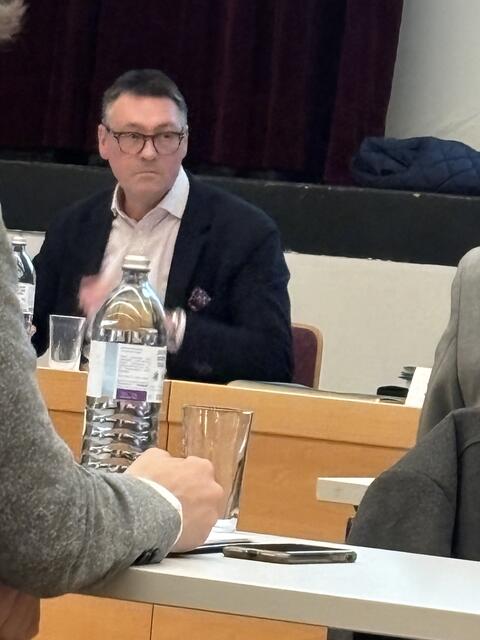 Vizebürgermeister und Finanzstadtrat Kornelius Schneider über den finanziellen Engpass der Gemeinde Hollabrunn. | Foto: Alexandra Goll