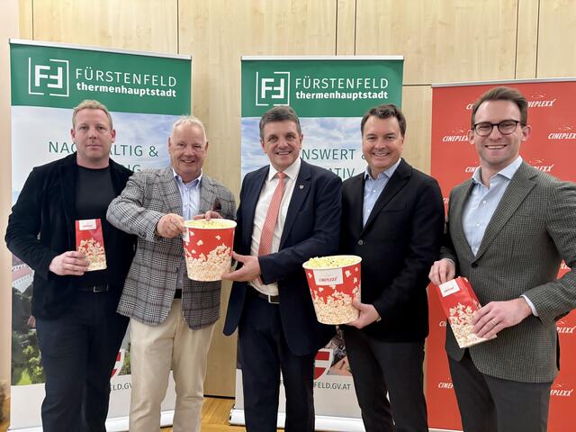 Oliver und Reinhart Werinos von der Teubl-Gruppe präsentierten gemeinsam mit Bürgermeister Franz Jost sowie Christof Papousek und Lucas Langhammer von den Cineplexx Kinobetrieben das neue "Fürstenzentrum" | Foto: Jeitler