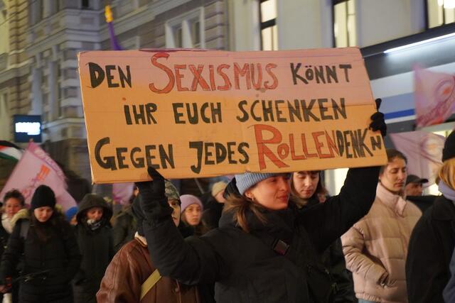 Ob schweigend oder rufend in Innsbruck demonstriert man gegen geschlechtsbasierte Ungerechtigkeit. | Foto: Alicia Martin Gomez