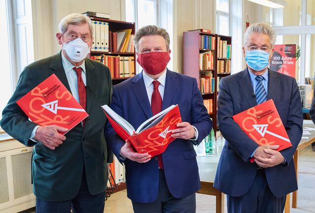 Eine der letzten gemeinsamen, offiziellen Fotos: Ex-Vizekanzler Hannes Androsch, Bürgermeister Michael Ludwig und Bundespräsident a.D. Heinz Fischer bei der virtuellen Buchpräsentation "VORWÄRTS! Österreichische Sozialdemokratie seit 1889". (aufgenommen 2020) | Foto:  Starpix / picturedesk.com