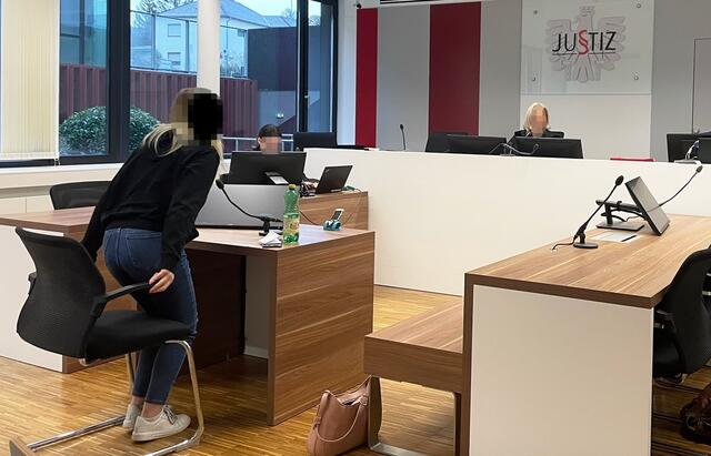 Die junge Angeklagte gestand den Drogenkonsum, bestritt jedoch die Vorwürfe des Suchtgifthandels. Tatsächlich kam im Verfahren eine Verleumdung zum Vorschein. | Foto: Gernot Heigl