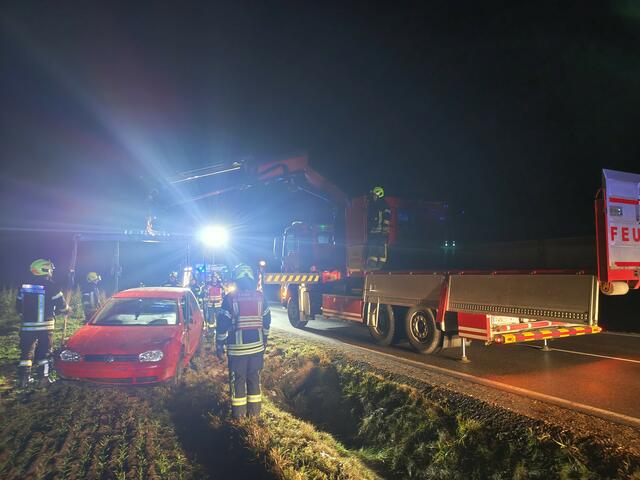 Der Lenker landete mit seinem Fahrzeug in einem Feld. | Foto: FF Waidhofen/Thaya