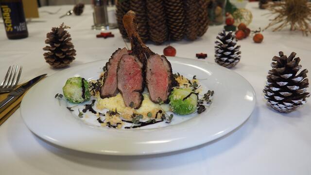 Feine Entenbrust auf Polentacreme und Wintergemüse. | Foto: Fachschule Kleinraming