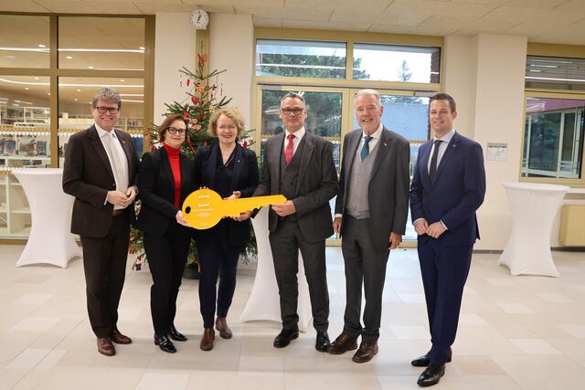 Feierliche Schlüsselübergabe: Martin Pollaschek, Edith Klesl-Tauchner, Christiane Teschl-Hofmeister, Gerald Stachl, Klaus Schneeberger, Karl Fritthum (v. l. n. r.) | Foto: Schauer