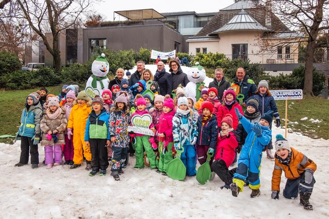 Die Vertreter von Hochsteiermark mit den zahlreich erschienenen Wiener Kindern. | Foto:  Fred Lindmoser, lifepictures.at
