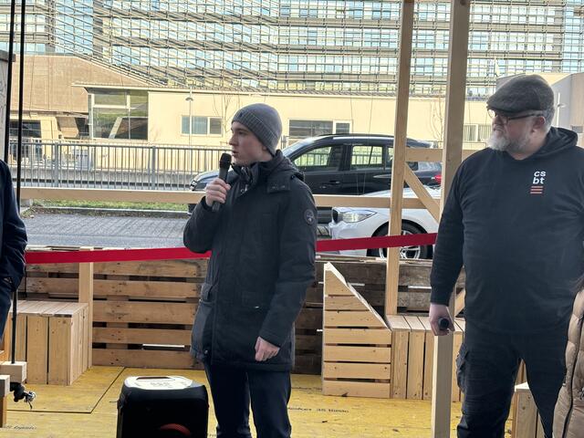 Der Schüler Niko Iskra-Haitzmann hofft, das Parklet noch vor der Schule zu sehen, auch wenn er im nächsten Jahr nicht mehr selbst am Technikum ist. | Foto: Michael Marbacher / MeinBezirk