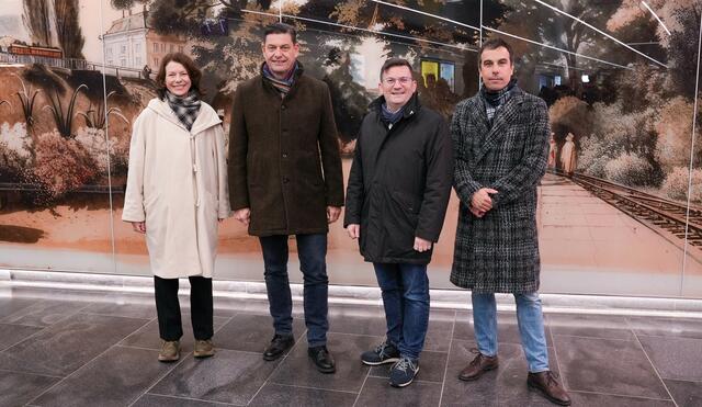V.l.: Cornelia Offergeld, Künstlerische Leitung von KÖR, Erich Pirkl, Geschäftsführer der ÖBB-Immobilienmanagement GmbH, Wilfried Zankl (SPÖ), Bezirksvorsteher Meidling und Künstler Christian Kosmas Mayer bei der Enthüllung.  | Foto: Andreas Pölzl/MeinBezirk