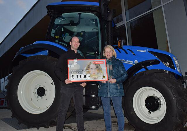 Werner und Martina Hofbauer bei der symbolischen Spendenscheckübergabe.  | Foto: MeinBezirk