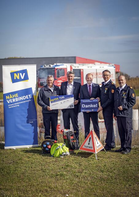 Mit einer Spende von 100.000 Euro unterstützt die Niederösterreichische Versicherung den Landesfeuerwehrverband bei zukünftigen Katastropheneinsätzen. | Foto: NÖ Landesfeuerwehrverband