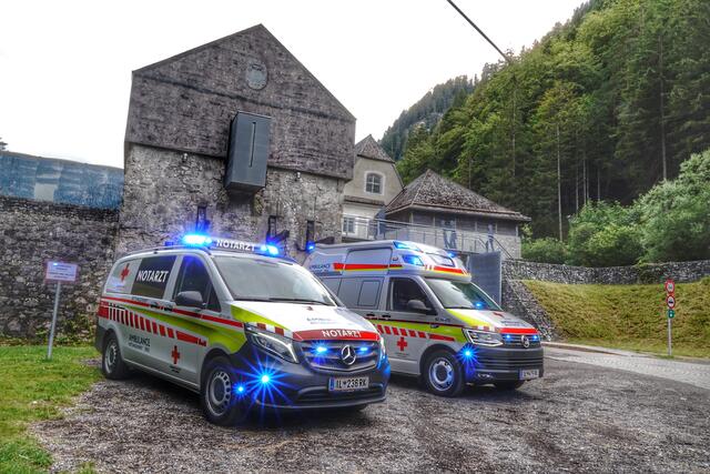 Das neue Notarzteinsatzfahrzeug (links) ist seit der Inbetriebnahme fortlaufend unterwegs. | Foto: Rotes Kreuz