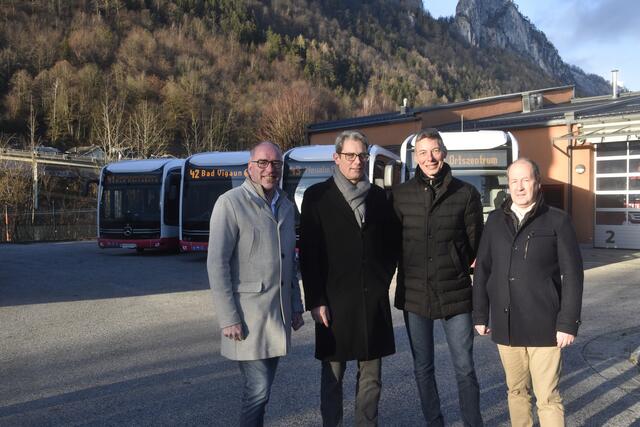 Bürgermeister Stadt Hallein Alexander Stangassinger, Salzburg Verkehrsverbund Geschäftsführer Johannes Gfrerer, Geschäftsführer des Regionalverbands Tennengau Christian Steiner, Geschäftsführer Reisebüro Breuss Joachim Toppler (v.l.). | Foto: Thomas Fuchs