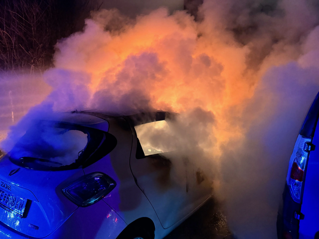 Beim Eintreffen der Feuerwehreinsatzkräfte stand das Elektrofahrzeug bereits lichterloh in Flammen und das Feuer griff auf ein weiteres E-Fahzeug über. | Foto: Freiwillige Feuerwehr Piesendorf